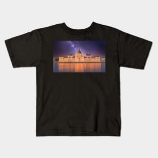 Hungarian Parliament at night in Budapest, Hungary Kids T-Shirt